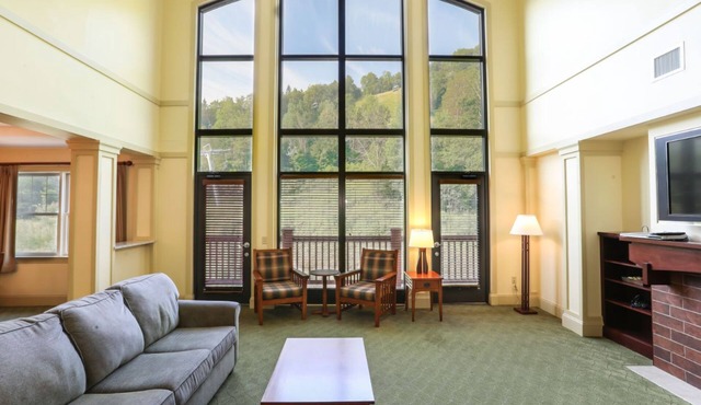 Hunter Mountain 2BR Penthouse | Vaulted Ceilings