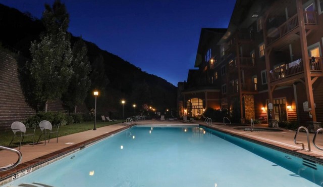 Hunter Mtn Slopeside Ski Resort w HotTub Fireplace Heated Pool Restaurant