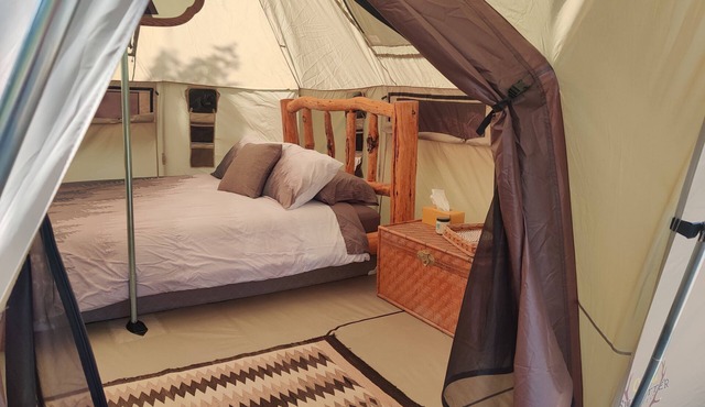 Hunter's Glade, glamping on the river, 2 miles from Quinn’s Hot Springs Resort!