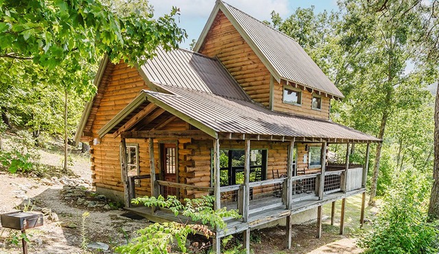 Hunter's Hideaway (2-Bedroom Cabin) with Mountain view - Pets Allowed by RedAwning