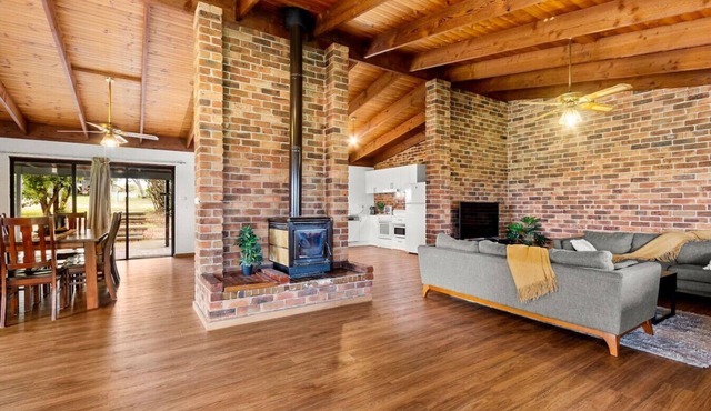 Hunter Valley Country Vineyards 2 Homes Pets Heated PoolGames Room