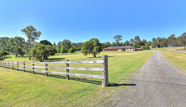 Hunter Valley Family Oasis - 5 bedroom House with Pool