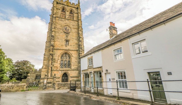 HUNTERS COTTAGE, pet friendly, with open fire in Youlgreave