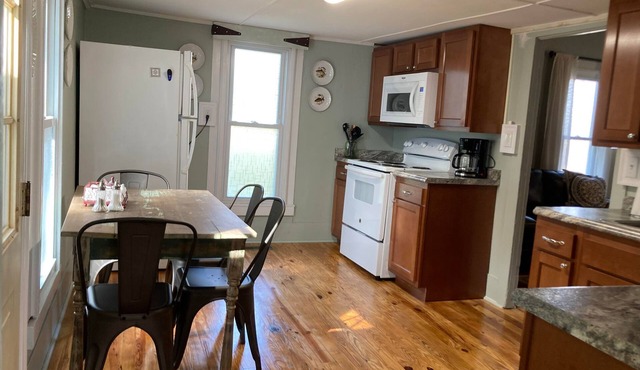 Hunters & Fishermen Welcome! Cozy Country Cottage w/ Fireplace near Lake Barkley