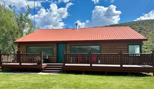Hunters/Fishers basecamp! Cozy Silver Peak Ranch cabin. 2 BR (4 twin beds), 2 full baths (walk-in showers), full kitchen. Scenic views from the porch. Rustic, comfortable getaway great for couples or friends weekend getaways near Silver Creek!