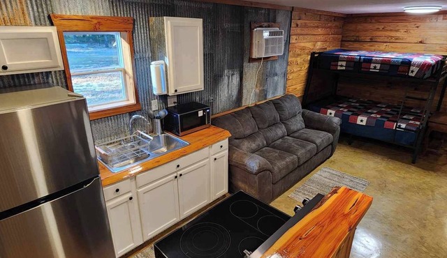 Hunters & Heroes Hideaway. Cozy barn studio in tranquil Loch Arbor area.
