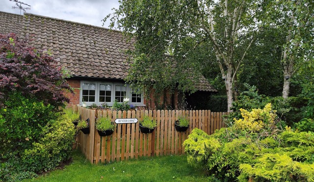 HUNTERS LODGE, pet friendly, with a garden in Long Stratton