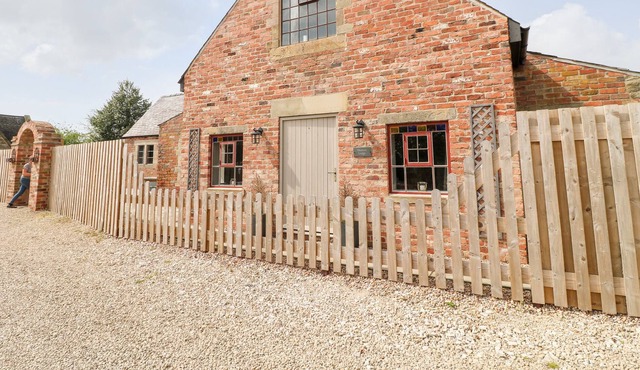 HUNTERS LODGE, pet friendly, luxury holiday cottage in Belper