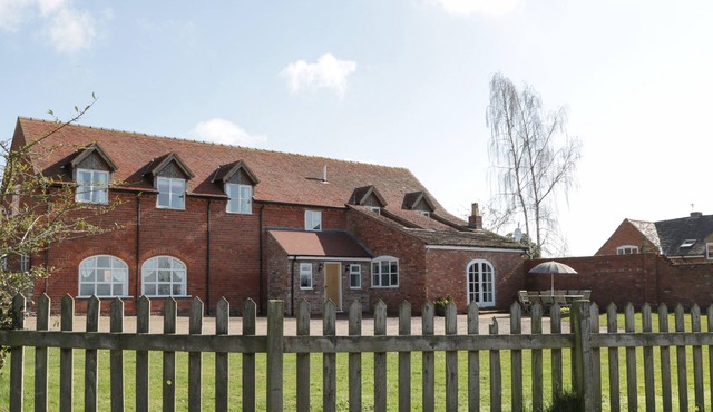 HUNTERS MOON, pet friendly, with open fire in Tenbury Wells