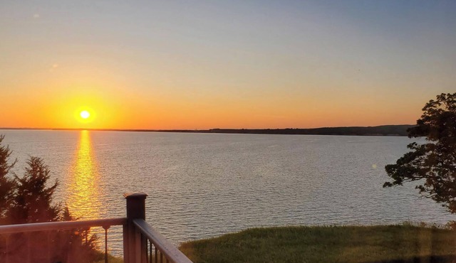 Hunters & outdoor lovers charming 4-bedrm lake house with best view on the lake!