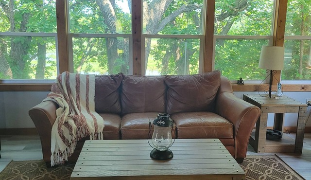 Hunters Paradise, cozy 2-bedroom cabin in quaint Crab Orchard.