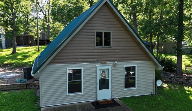 Hunters Paradise on The Lake. Cozy 2 bedroom house with large back yard