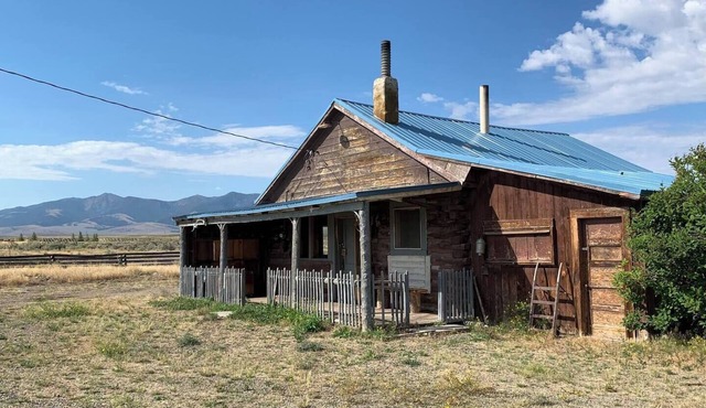 Hunting Cabin, Authentic 1800's, RUSTIC, Miner's fishing and Hunting Cabin