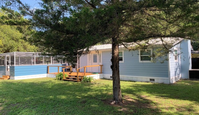 HUNTING & FISHING COTTAGE WITH SCREENED POOL IN THE OCALA NATIONAL FOREST!
