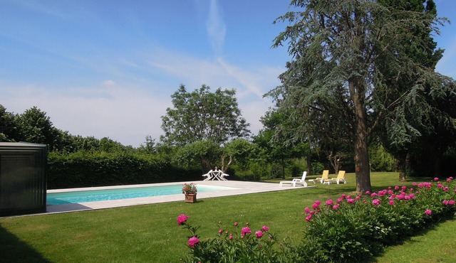 Hunting lodge, the East Wing, on estate with a park, pool and chateau