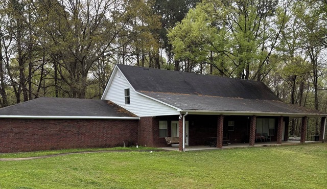 Hunting lodge adjacent to Home on Historic Register on 2 private acres with pond