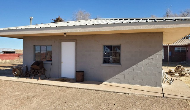 Hunting lodge close to Ute Lake at Logan, NM