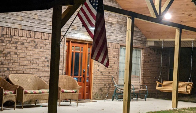 Hunting lodge, weekend getaway, family gatherings. private country setting.