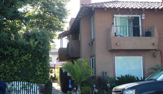 Huntington Beach Townhome style apartment, close to pier, beach and Pacific City