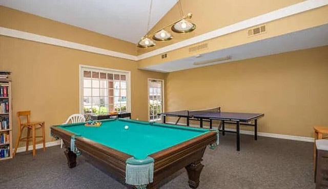 Huntington Beach Cozy 1-bedroom condo in lovely with AC and gym