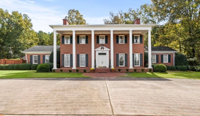 Huntington Hall, a historic Southern retreat with 5beds, pool and tennis court.