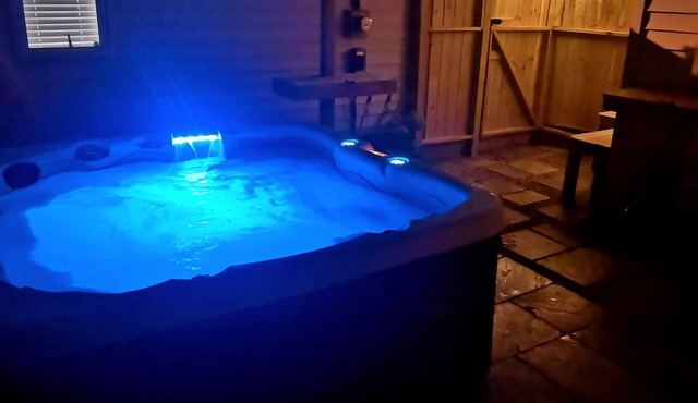 Huntington's Hidden Gem! Private Hot Tub, King Size bed! Perfect Couple Getaway!