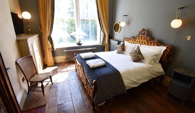 Huntress Suite, Buxton - a beautiful victorian apartment with private parking.