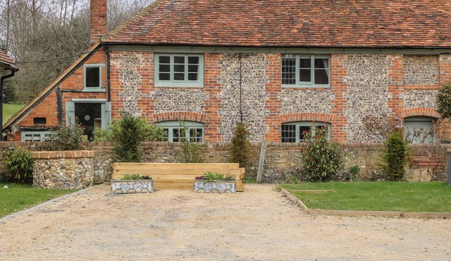 HUNTS FARM COTTAGE, pet friendly, with open fire in Henley-On-Thames