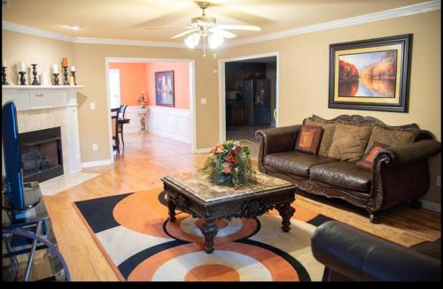 Huntsville Alabama Spacious Four Bedroom Getaway