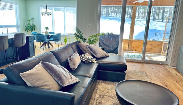Huntsville luxury forest retreat, secluded 4B home with swimspa pool and hot tub