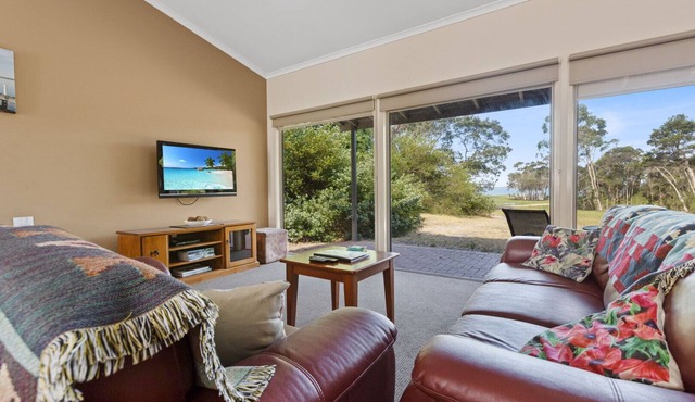 Huon - Waterfront Retreat: Secluded lodges perfect for nature lovers