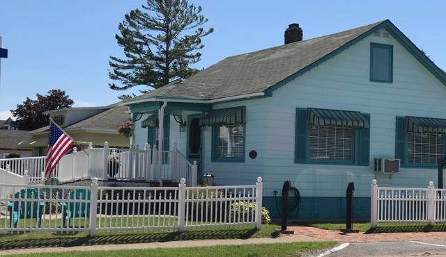 Huron Breeze Cottage - In the heart of Historic Mackinaw City