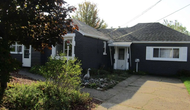 "Huron Winds" a charming 3-bedroom house just steps from Lake Huron in Oscoda