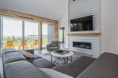 Huronia Luxury Lakefront Views and Game Room