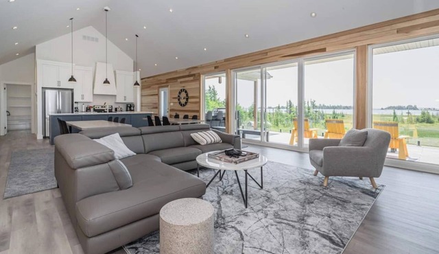 Huronia Luxury: Lakefront Views and Game Room