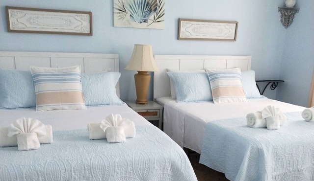 HURRY WE'RE FILLING FAST! DOWNTOWN SHORT WALK TO FOOD BARS & FERRYS. SLEEPS 18!