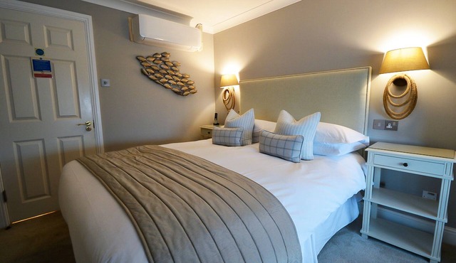 Hurst - Cosy King Room - Ensuite with Bath