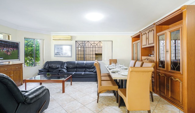 Hurstville Centre 2-level Large House for 16+ ppl