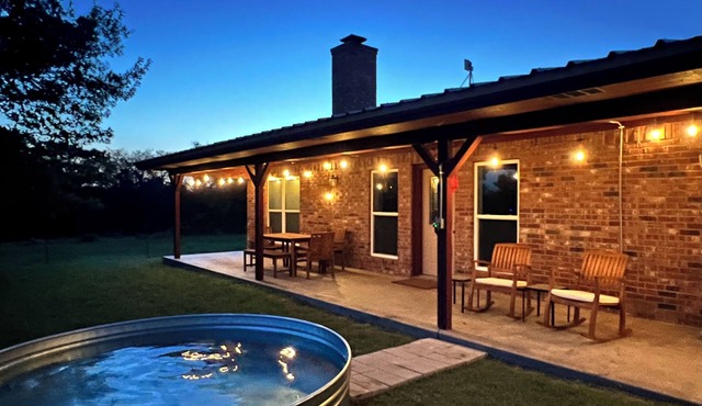 Huruma 3 BR by Fossil Rim, Hiking, Farm & Ranch Stay- Goats, Pigs & Disc Golf!