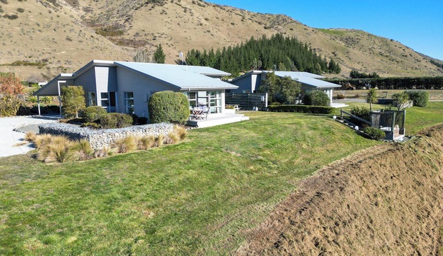 Hurunui River Retreat - Tussock Cottage
