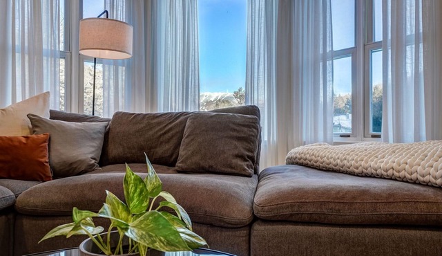 HushHaus- Sleeps 9- Hike Bike Golf-AC, luxury linens and VIP parking pass