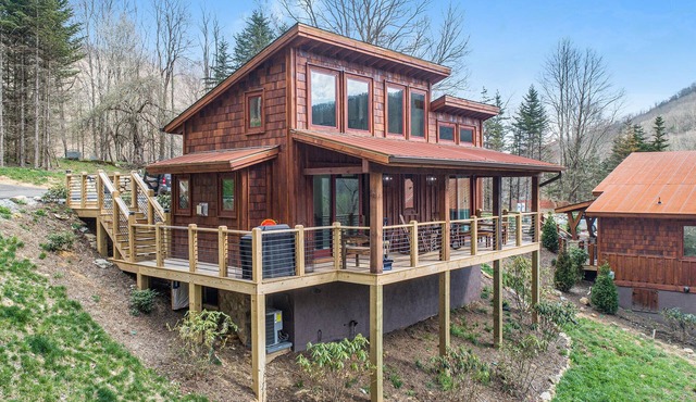 Husky Hideaway - Mountain views, Pet-friendly, Wi-Fi, and King Bed.