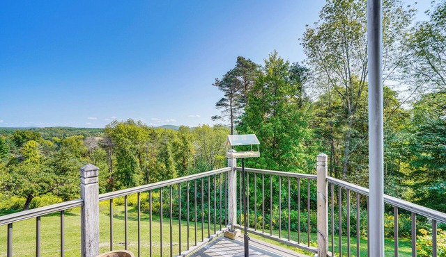 Huson Valley Group Getaway w/Mtn Views + Fire Pit