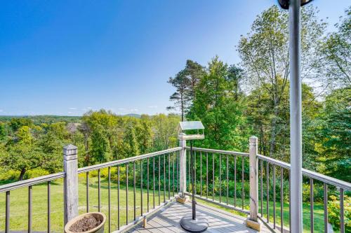 Huson Valley Group Getaway w/Mtn Views + Fire Pit