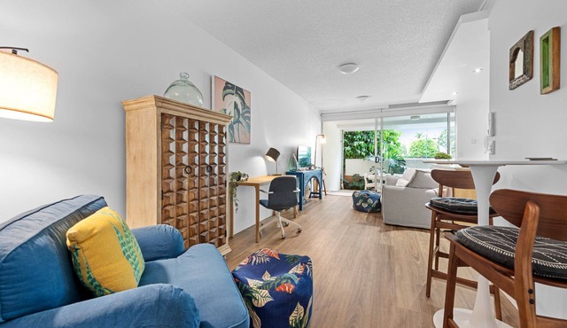 Hustle & Bustle! 2 Bed/1Bath/1Car/Pool ~ Teneriffe