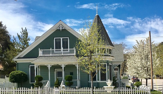 Huston's Attic-Renewed Downtown Charm at an Amazing Location-13th & Vine!
