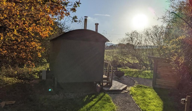 Hut In The Glade, Shepherds Hut with Hot Tub