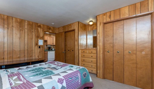 Hutchings Cabin & Apt.