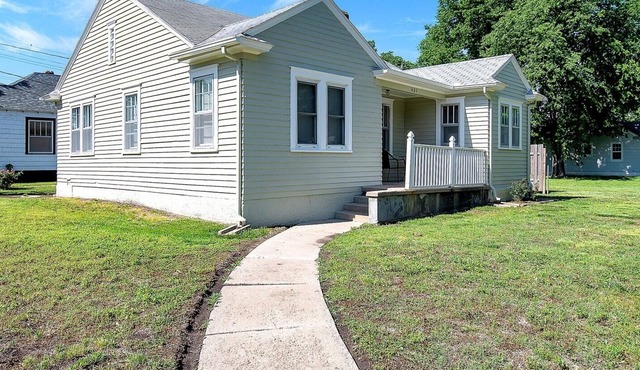Hutchinson Cozy Bungalow! Entire House! The Mint!