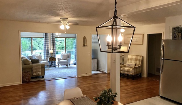 Hutch’s Mountain Cottage- Serene, Clean, & Cozy!